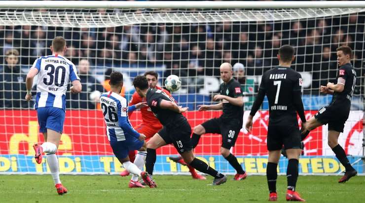 Vào! Matheus Cunha (Hertha Berlin) đón bóng bật ra và từ rìa vòng cấm, anh ấy tung một cú sút đi vào nóc lưới. Tỉ số là 2:2.
