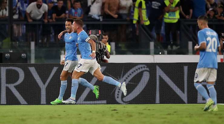 Vào! Sergej Milinkovic-Savic kiến tạo bằng một đường căng ngang tuyệt đẹp vào vòng cấm, và Felipe Anderson (Lazio) cũng hoàn thành tốt phần việc của mình bằng một cú đánh đầu từ cự ly gần vào góc thấp bên trái khung thành. Tỉ số là 1:0.