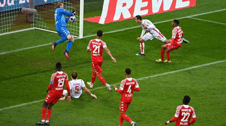 Jonas Hector trình diễn kĩ thuật xuất sắc của mình và tạt bóng đẹp mắt vào vòng cấm , nơi Ellyes Skhiri (Köln) chuyển hóa nó thành một bàn thắng. Anh ấy đánh đầu chính xác vào phía trong cột dọc bên phải và ghi tên mình lên bảng tỉ số. 2:1.