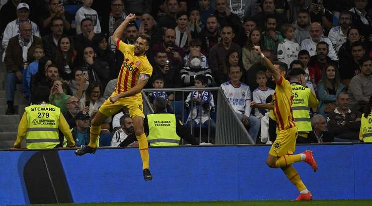Vào! Cristhian Stuani (Girona) giành chiến thắng trên chấm phạt đền bằng một cú sút không thể cản phá, vượt qua tầm với của thủ môn Thibaut Courtois vào góc thấp bên phải.