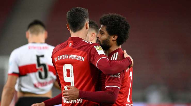 Vào! Leroy Sane tung một đường chuyền tuyệt vời đến vị trí của Serge Gnabry (Bayern Munich) trong vòng cấm, và cầu thủ này tận dụng rất tốt cơ hội để dứt điểm gọn gàng vào góc cao bên phải khung thành. 0:1.