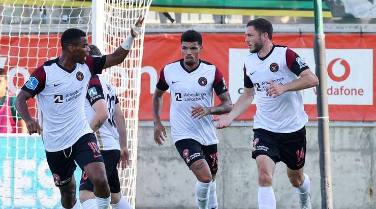 Bóng đã nằm gọn trong lưới! Henrik Dalsgaard (Midtjylland) ghi tên mình lên bảng tỉ số sau khi chuyển hóa thành công cơ hội từ quả phạt góc. Cầu thủ này có khoảng trống trong vòng cấm và bật cao đánh đầu một cách hoàn hảo vào sát mé trong cột dọc bên phải. Tỉ số là: 1:1!