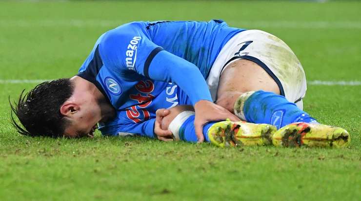 Elif Elmas (Napoli) đang nằm sân sau pha tranh bóng trước đó và đội ngũ y tế đang được gọi vào để giúp anh ấy.