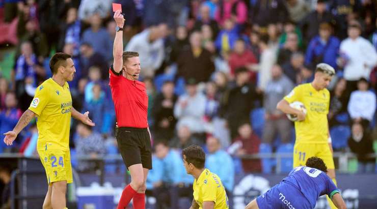 Luis Hernandez (Cadiz) phải biết anh ấy sẽ bị đuổi vì lỗi này, nhưng anh ấy phải chặn đối phương bằng bất cứ giá nào. Alejandro Hernandez rút thẻ vàng cho anh ấy và trận đấu đã kết thúc với anh ấy.