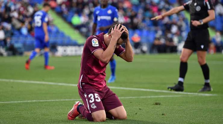 Julen Lobete (Real Sociedad) tìm thấy khoảng trống bên trong vòng cấm đủ để tung ra cú dứt điểm, nhưng bóng đã đi sượt cột dọc bên phải trong gang tấc. Bóng đã đi hết đường biên ngang và Getafe sẽ có một quả phát bóng lên.