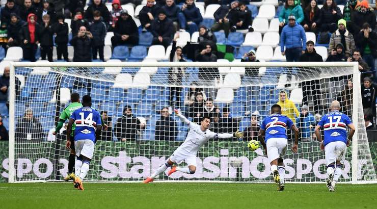 Vào! Domenico Berardi (Sassuolo) giành chiến thắng trên chấm phạt đền bằng một cú sút không thể cản phá, vượt qua tầm với của thủ môn Emil Audero vào góc phải khung thành.