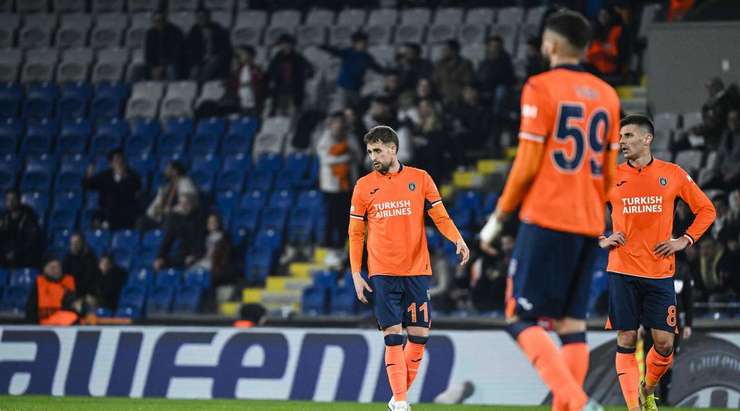 Vào! Adnan Januzaj (Basaksehir) sút bóng bật ra vào chính giữa khung thành sau khi bóng đến chỗ anh ấy trong vòng cấm. Tỉ số là 1:4.