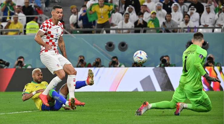 Một đường chuyền xé toang hàng phòng thủ đưa bóng rất vừa tầm chạy của Neymar (Brazil) bên trong vòng cấm. Không cần nửa giây quan sát, anh sút căng như kẻ chỉ vào chính giữa khung thành, tuy nhiên, cú sút đã không thể làm khó thủ môn Dominik Livakovic.