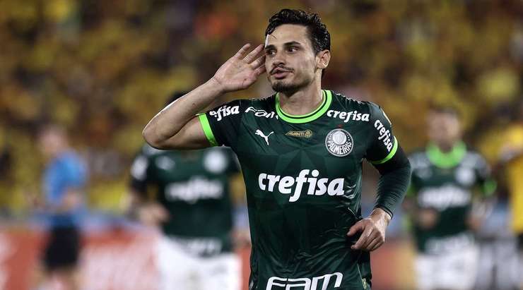 Raphael Veiga (Palmeiras) đánh lừa thủ môn Victor Eduardo Mendoza Izurieta đổ người về góc và sút quả penalty vào chính giữa khung thành.