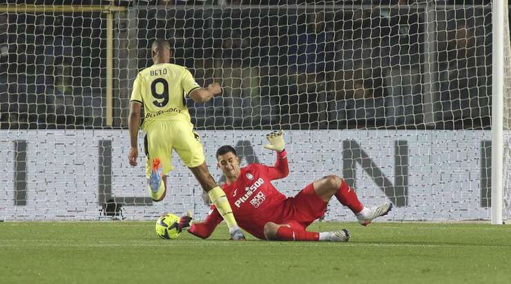 Một tình huống di chuyển rất thông minh của Beto (Udinese). Anh thoát xuống đối mặt với thủ môn và tung một cú sút, nhưng thủ thành đối phương đã dũng cảm dùng thân mình để chặn bóng.