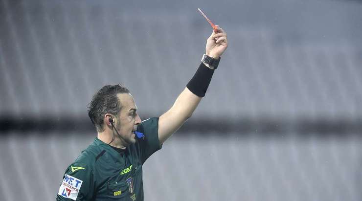 Julian Chabot (Spezia) lẽ ra phải cẩn thận hơn. Anh ấy phạm lỗi xấu và nhận chiếc thẻ vàng thứ hai và bị đuổi!