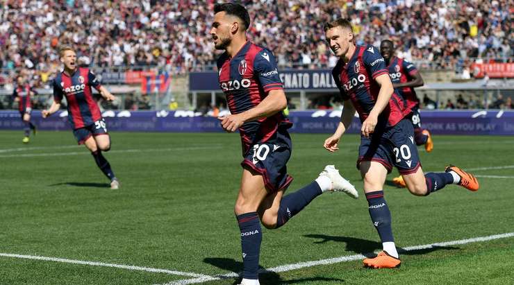 Nicola Sansone (Bologna) nhận một đường chuyền đẹp mắt từ đồng đội và tung cú sút căng, đưa bóng vào ngay bên dưới xà ngang. Một nỗ lực chói sáng!