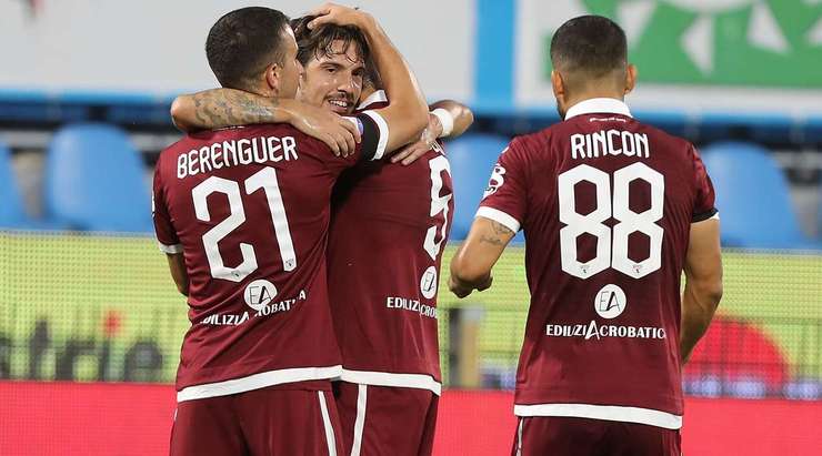 Vào! Simone Verdi (Torino) len lỏi qua các cầu thủ đối phương trước khi tung một cú sút tuyệt diệu từ rìa vòng cấm vào góc cao bên trái mành lưới. Thủ môn Demba Thiam Ngagne đã không có cơ hội nào để chạm vào quả bóng. Tỉ số là 0:1.