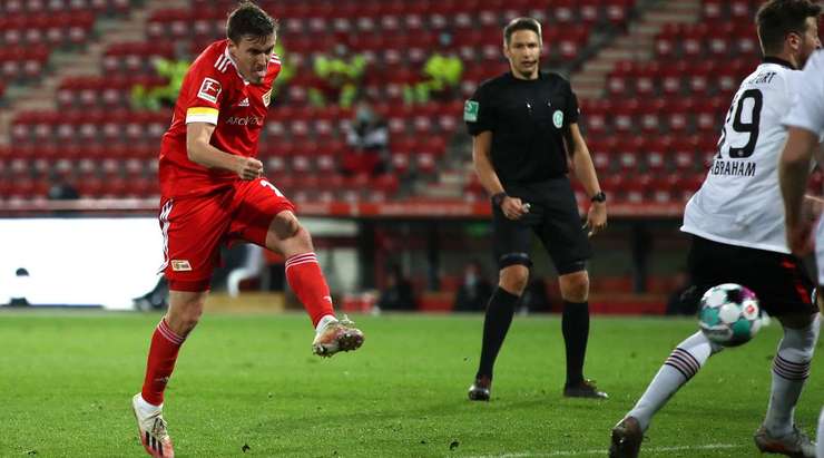 Một pha bóng tinh tế của Max Kruse (Union Berlin), anh nhận một đường chuyền chuẩn xác và và sút một chạm từ rìa vòng cấm vào góc cao bên phải khung thành!
