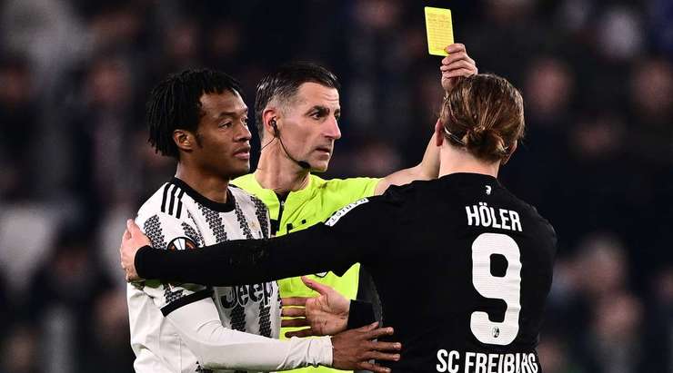 Một chiếc thẻ vàng xứng đáng. Cú tắc bóng của Lucas Holer (Freiburg) là khá thô bạo và trọng tài Tasos Sidiropoulos đã không do dự rút ra một chiếc thẻ vàng cho anh ấy.