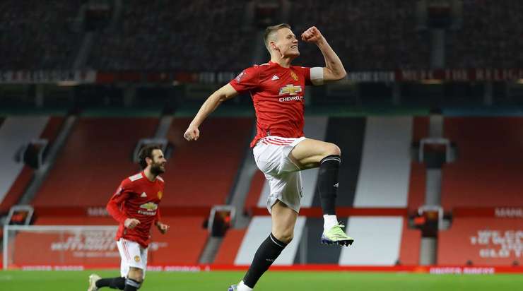 Bóng được treo vào vòng cấm bởi Alex Nicolao Telles từ quả phạt góc. Đó là một đường căng ngang hoàn hảo đến đúng vị trí của Scott McTominay (Manchester United), người đã có một cú đánh đầu tầm xa uy lực vào sát mép trong cột dọc bên phải, nâng tỉ số lên 1:0.