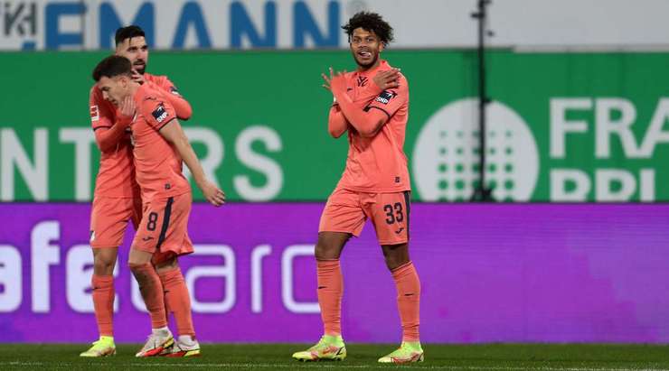 Một tuyệt phẩm ngay ngoài vòng cấm! Georginio Rutter (Hoffenheim) tung một cú sút căng như kẻ chỉ làm tung nóc lưới khung thành đối phương.