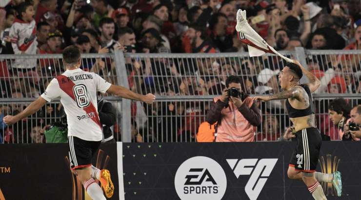 Esequiel Barco (River Plate) dễ dàng chuyển hóa quả phạt đền thành bàn thắng bằng một cú sút nhẹ nhàng vào góc trái bên dưới, khi mà thủ môn đối phương đã đoán sai và đổ người về phía ngược lại.