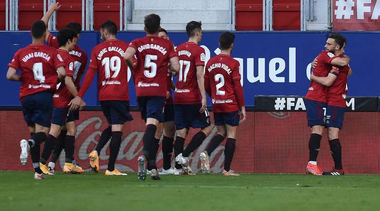 Roberto Torres (Osasuna) bình tĩnh thực hiện quả phạt đền và anh đánh bại thủ môn với một cú sút chuẩn xác vào góc thấp bên phải.