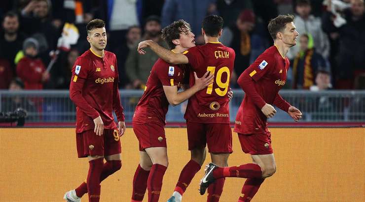 Vào! Bóng bật ra đến Edoardo Bove (AS Roma) và anh ấy tung cú sút từ cự li gần. Tỉ số là 1:0.