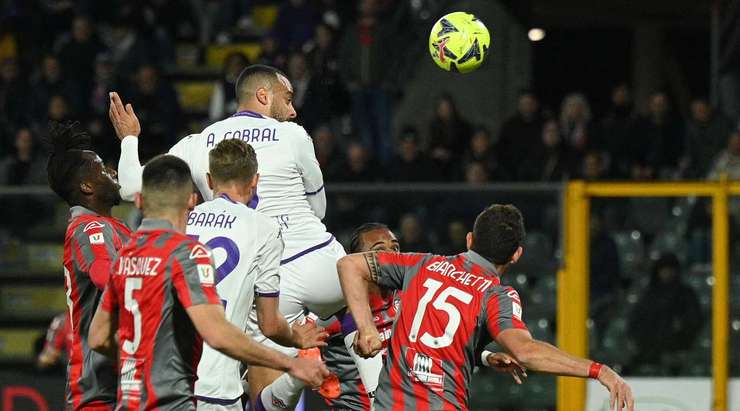 Vào rồi! Cristiano Biraghi thể hiện khả năng bao quát trận đấu bằng một đường chuyền dài vào đúng đà di chuyển của Arthur Cabral (Fiorentina), người đã đánh đầu chuẩn không cần chỉnh từ cự ly gần làm tung nóc lưới khung thành đối phương. Tỉ số là 0:1.