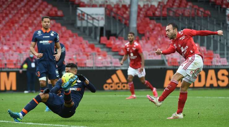 Steve Mounie nhồi bóng cho Romain Philippoteaux (Brest), người đón đường chuyền của anh ở trong vòng cấm và ra chân rất nhanh vào góc cao bên trái khung thành! Thủ môn đã không thể làm gì được. 1:1!