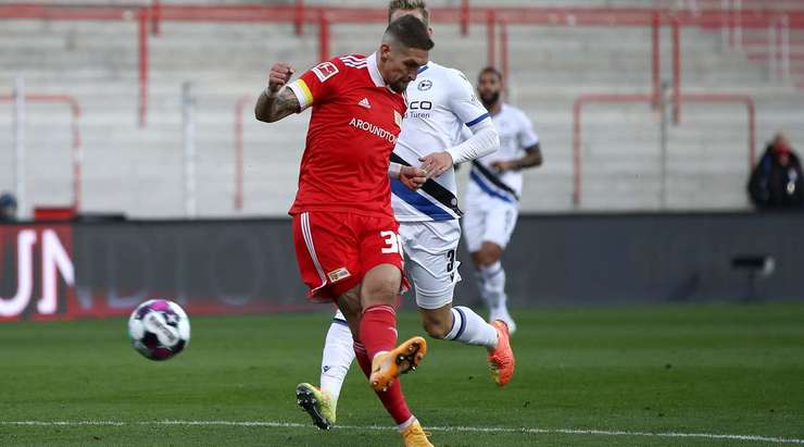 Vào! Max Kruse dọn cỗ cho Robert Andrich (Union Berlin) tại rìa vòng cấm người sút bóng vào bên trái khung thành. 2:0.