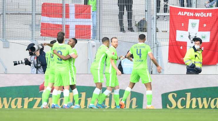 Vào! Maximilian Arnold (Wolfsburg) đã có mặt đúng lúc đúng chỗ để lấy bóng bật ra trong vòng cấm, và anh ấy sút bóng vào góc trái phía trên. Tỉ số là 2:2.