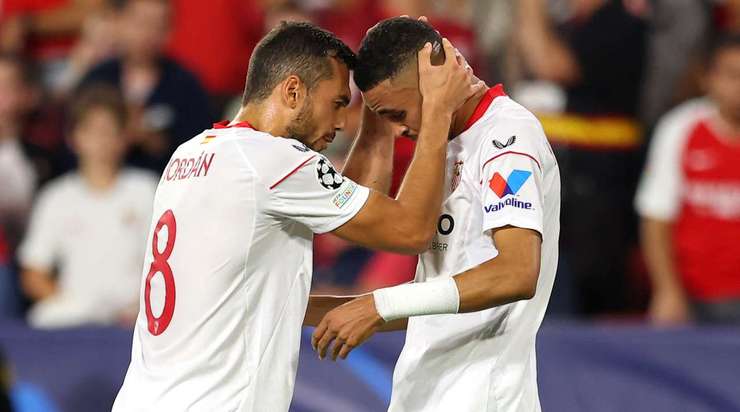 Vào! Papu Gomez treo bóng vào sâu trong vòng cấm kiến tạo cho Youssef En Nesyri (Sevilla) ở một vị trí trống trải, và cú đánh đầu cận thành của cầu thủ này đã đưa bóng đập đất, vượt qua thủ môn trước khi đi vào chính giữa khung thành. Tỉ số là 1:0.