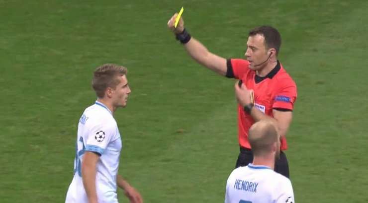 Felix Zwayer rút một chiếc thẻ vàng chính xác dành cho Michal Sadilek (PSV).
