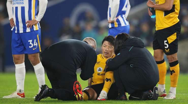 Trận đấu đang bị gián đoạn, Hee-Chan Hwang (Wolves) bị choáng sau cú va chạm và các nhân viên y tế phải vào sân.