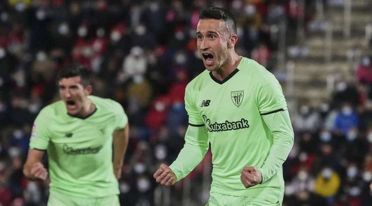 Bóng từ quả phạt góc được treo vào vòng cấm đến vị trí của Alex Berenguer (Ath Bilbao) và cầu thủ này tung một cú sút rất căng vào ngay giữa khung thành, không cho thủ môn một cơ hội nào.