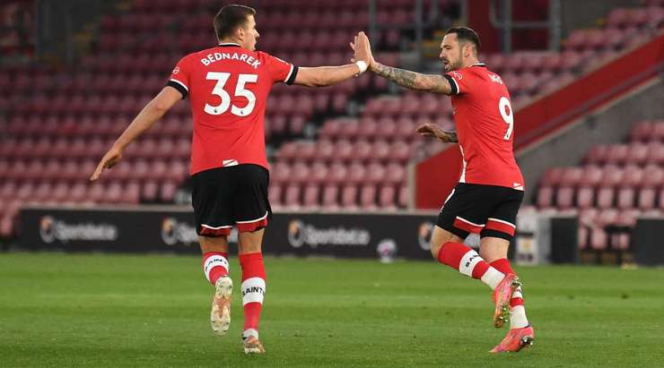 Vào! Nathan Redmond tung một đường chuyền tuyệt vời đến vị trí của Danny Ings (Southampton) trong vòng cấm, và cầu thủ này tận dụng rất tốt cơ hội để dứt điểm gọn gàng vào góc thấp bên phải. 1:1.