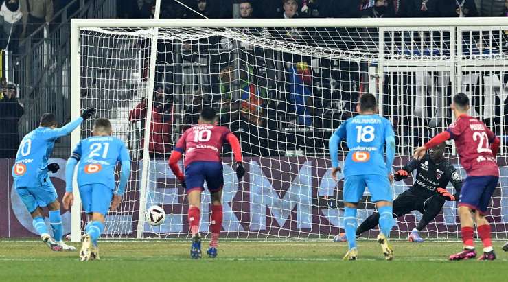 Vào! Alexis Sanchez (Marseille) giành chiến thắng trên chấm phạt đền bằng một cú sút không thể cản phá, vượt qua tầm với của thủ môn Mory Diaw vào góc thấp bên trái.