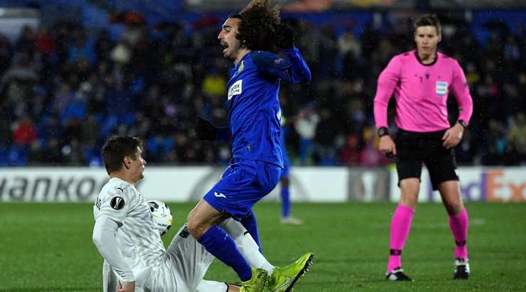 Aleksandr Martynovich (Krasnodar) phạm lỗi với một cầu thủ đối phương và anh phải nhận một chiếc thẻ vàng. Rõ ràng là anh ấy không vui với quyết định này của trọng tài.