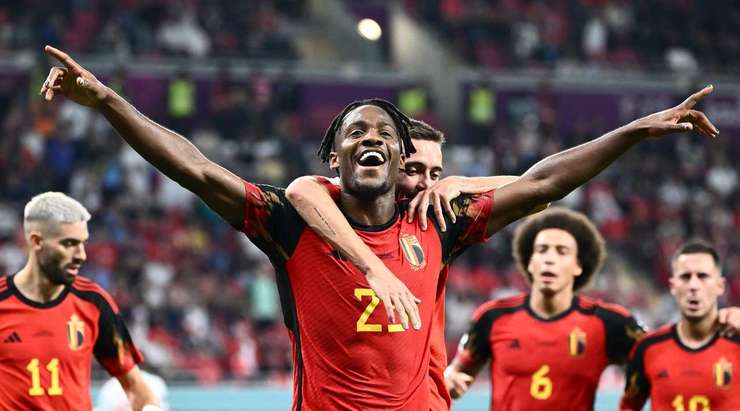 VÀO! Một pha kiến tạo xuất sắc của Toby Alderweireld, người đóng vai trò then chốt trong việc tổ chức tấn công. Anh ấy dọn cỗ cho Michy Batshuayi (Bỉ), người đánh bại Milan Borjan với một cú sút tuyệt vời vào bên phải mành lưới. 1:0.