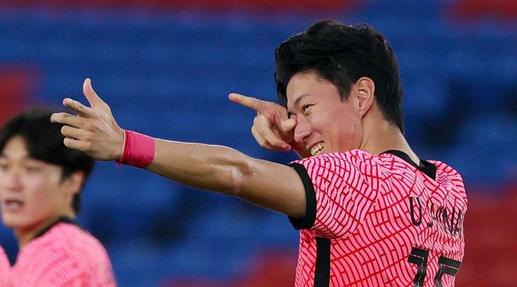 Ui-Jo Hwang (Hàn Quốc) tự tin thực hiện quả phạt đền về phía bên trái khung thành.
