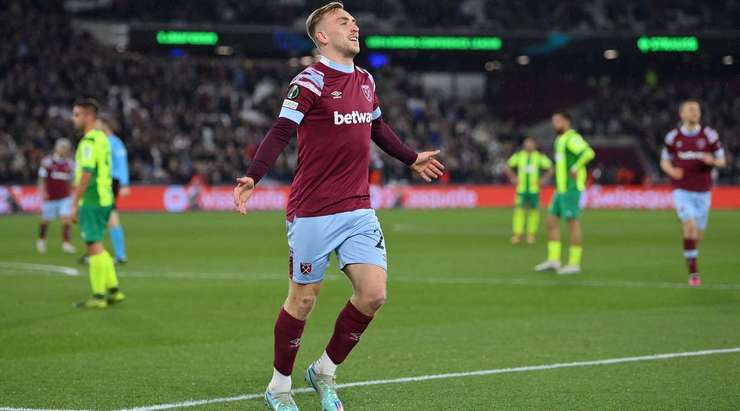 Vào! Jarrod Bowen (West Ham) sút bóng bật ra vào góc trái phía dưới sau khi bóng đến chỗ anh ấy trong vòng cấm. Tỉ số là 2:0.