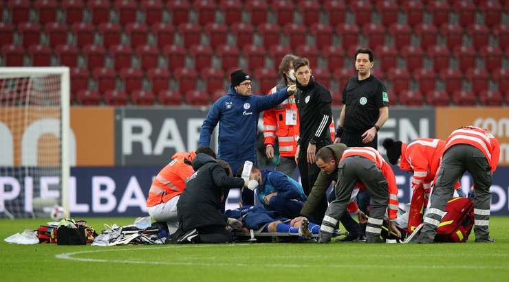 Mark Uth (Schalke) đang lăn lộn trong đau đớn và trận đấu sẽ bị tạm dừng một chút để đội ngũ y tế có thể vào sân.
