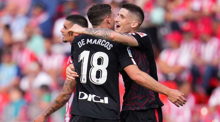 Oscar de Marcos (Ath Bilbao) nhận bóng ở một vị trí rất thuận lợi và anh sút bóng lạnh lùng vào mé trong cột dọc bên trái!