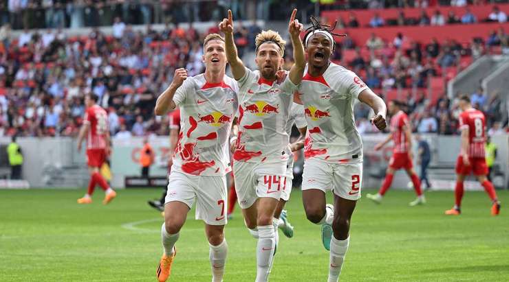 Vào! Kevin Kampl (RB Leipzig) chớp cơ hội sau một tình huống bóng bật ra trong vòng cấm và đánh bại thủ môn với một cú sút vào mé trong cột dọc bên phải. Tỉ số đã được nâng lên: 0:1.