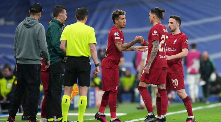 Đây là sự thay đổi. Darwin Nunez đang rời sân Jurgen Klopp trao những mệnh lệnh chiến thuật cuối cùng cho Roberto Firmino (Liverpool).
