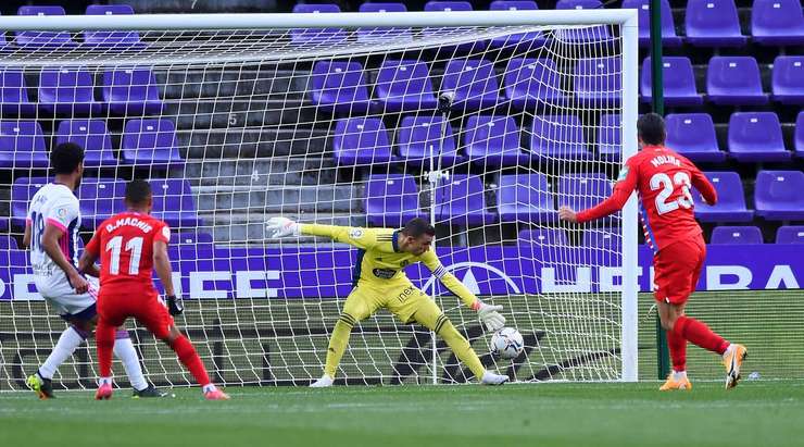 Vào! Dimitri Foulquier Jorge Molina (Granada CF), người cho thấy quyết tâm tuyệt vời để đón bóng trước một vài hậu vệ và từ trong vòng cấm tung đưa nó vào góc phải phía dưới 1:1.