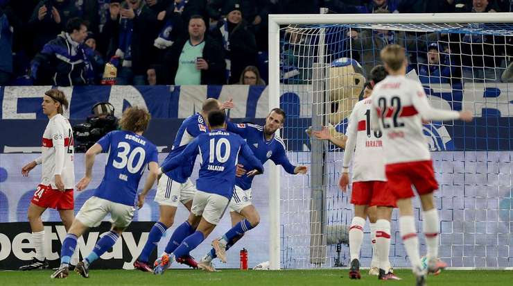 Đó là một bàn thắng! Tỉ số được nâng lên 1:0. Dominick Drexler (Schalke) nhảy lên cao nhất để đón quả tạt hoàn hảo từ Michael Frey và tung một cú đánh đầu từ cự li gần vào ngay giữa khung thành. Thủ môn Fabian Bredlow đã hoàn toàn bó tay.