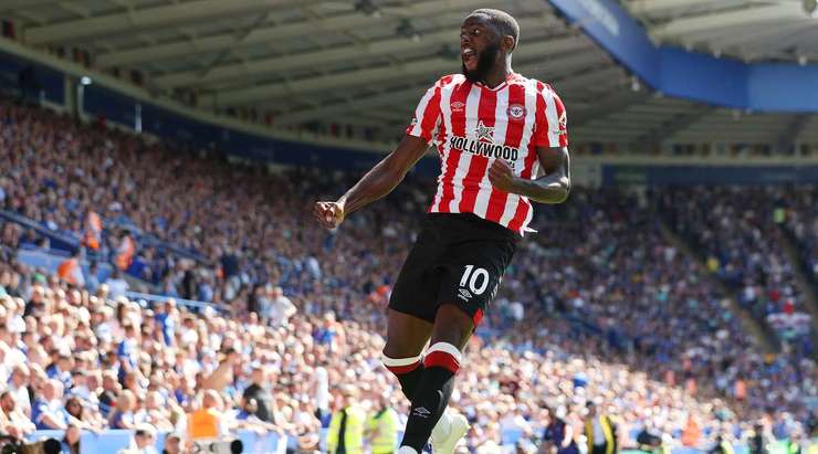 Vào! Josh Dasilva (Brentford) len lỏi qua các cầu thủ đối phương trước khi tung một cú sút tuyệt diệu từ rìa vòng cấm vào phía trong cột dọc bên trái. Thủ môn Danny Ward đã không có cơ hội nào để chạm vào quả bóng. Tỉ số là 2:2.