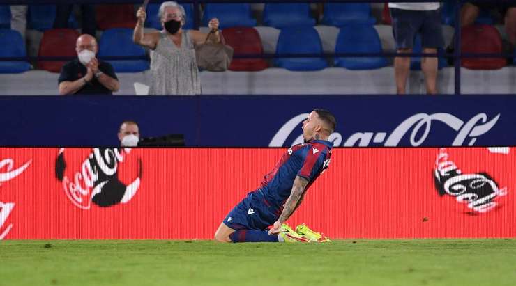 Marti Roger (Levante) nhận một đường chuyền của đồng đội vào trong vòng cấm và ghi bàn bằng một cú sút chìm hoàn hảo vào phía trong cột dọc bên phải. Một pha xử lý gọn gàng!