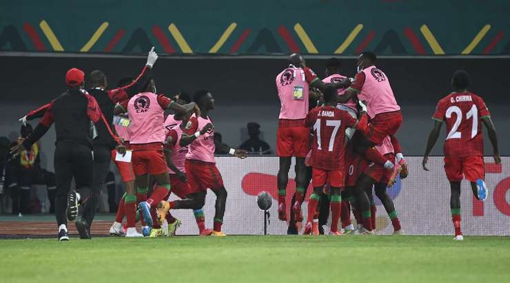 Vào! Bóng đến chỗ Gabadinho Mhango (Malawi) sau một vài tình huống phòng ngự tồi, anh ấy đối mặt với thủ môn và bình tĩnh đưa bóng vào lưới! Anh ấy thay đổi tỉ số thành 2:1.