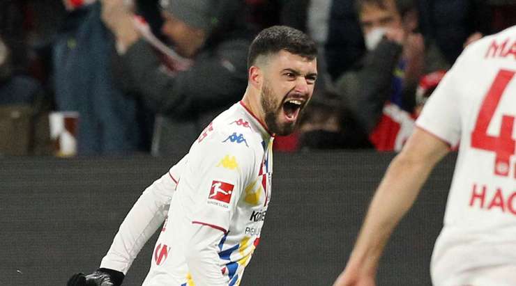 Aaron Martin (Mainz) thực hiện quả đá phạt từ rìa vòng cấm bằng một cú sút thẳng hoàn hảo. Anh ấy cứa bóng thẳng vào phía trong cột dọc bên trái. Chúng tôi thật sự không biết dùng từ ngữ gì để diễn tả vẻ đẹp của bàn thắng vừa rồi.