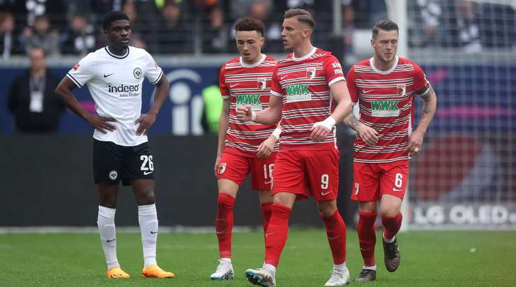 Bóng đã nằm gọn trong lưới! Ermedin Demirovic (Augsburg) tung một cú vô-lê xuất sắc từ rìa vòng cấm và nó đi vào góc phải phía dưới, khiến thủ môn không thể làm gì được. Ruben Vargas là người đã kiến tạo bàn thắng. Một pha dứt điểm tuyệt vời, 1:1.