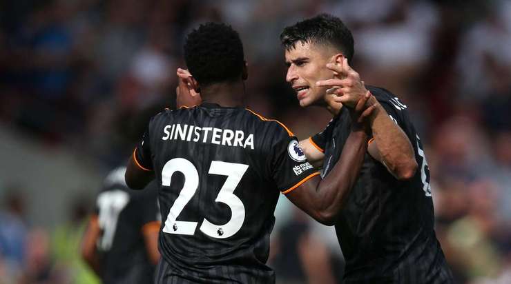 Vào! Luis Sinisterra (Leeds) đã không do dự tung cú sút ngay ngoài vòng cấm. Đó là một cú sút căng tuyệt đẹp vào góc thấp bên trái khung thành, đánh bại thủ môn đối phương.